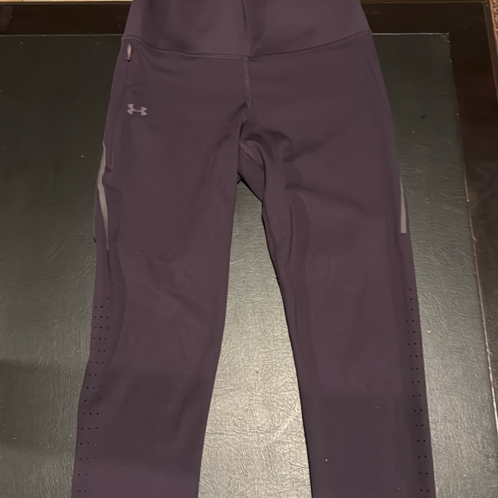 Under armour leggings with leg detail and zip on side
